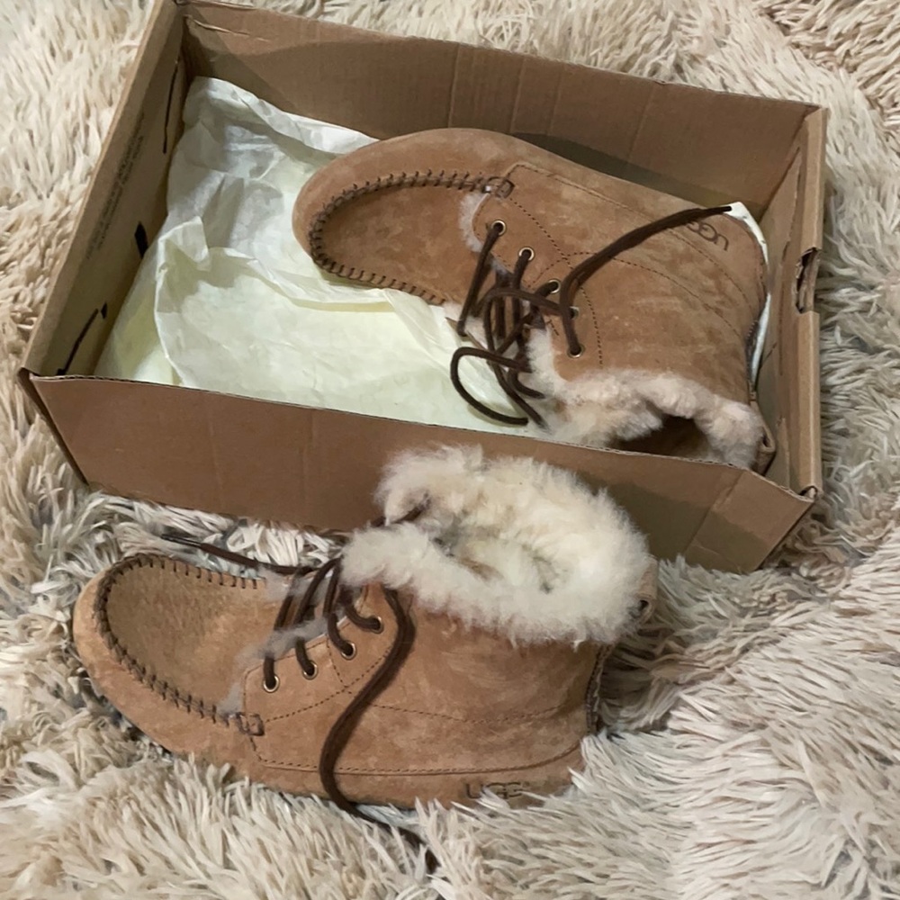 Brand new never worn, it great condition. Very warm and stylish. Comes with box.